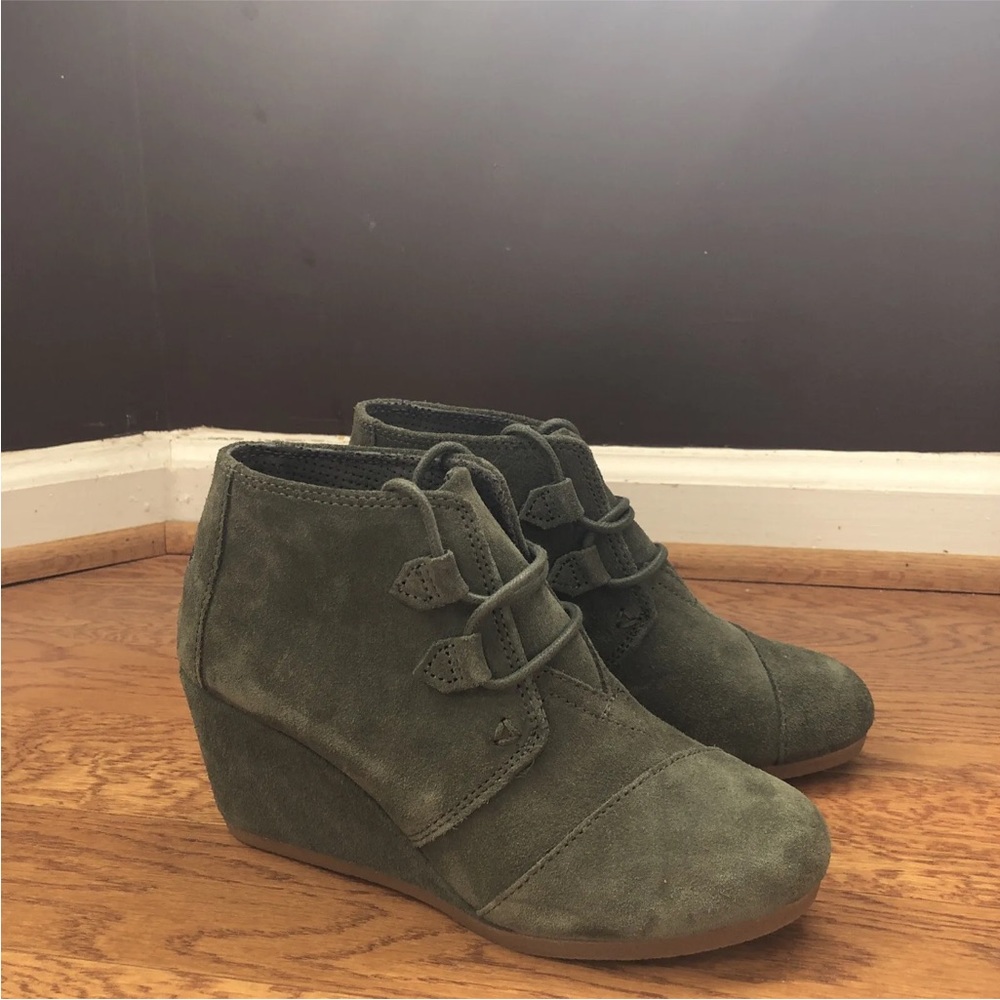 EUC Toms Green Suede Leather Lace Up Wedge Ankle Boots Shoes Women’s Size 6